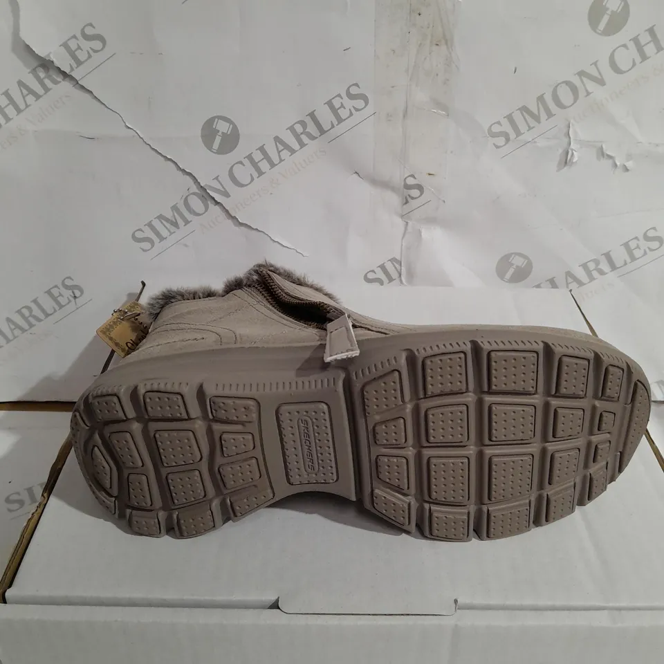 SKECHERS EASY GOING HIGH ZIP BOOT, MUSHROOM, UK 3.5