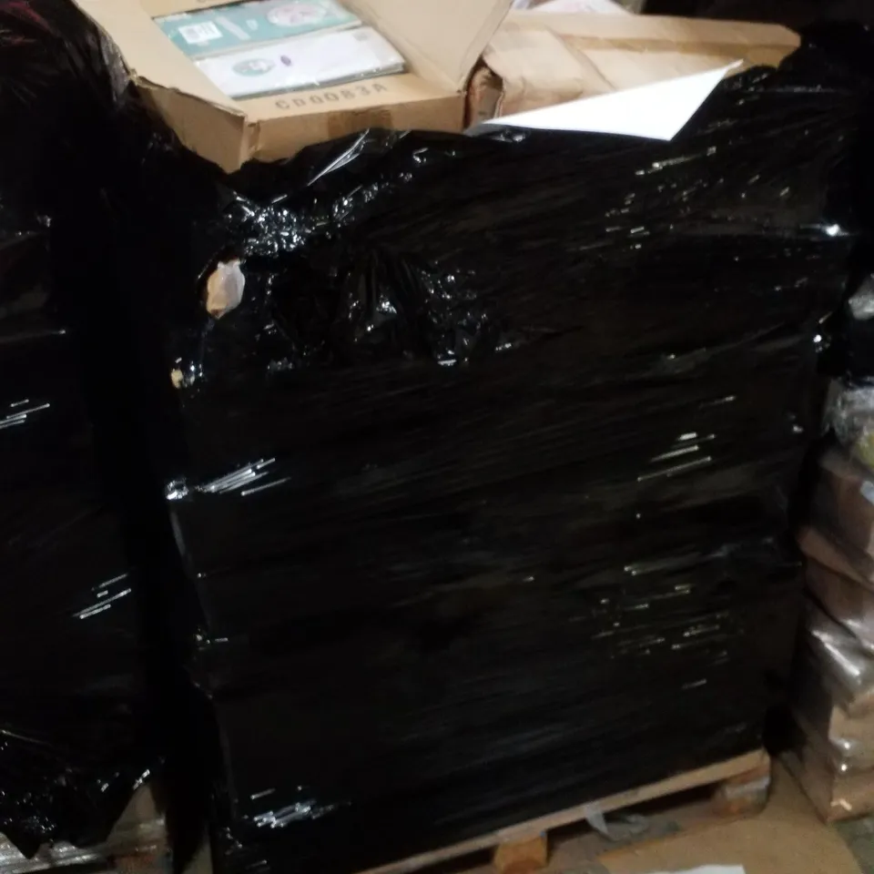 PALLET CONTAINING LARGE QUANTITY OF ASSORTED GREETINGS CARDS