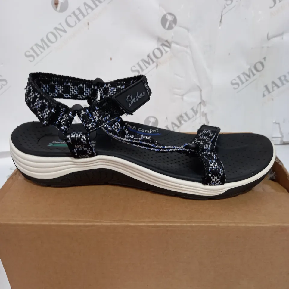 SKECHERS BLACK STRAPPED SANDALS SIZE 6