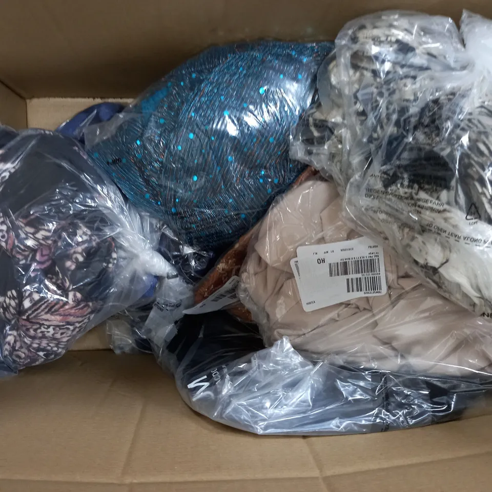 APPROXIMATELY 15 ASSORTED CLOTHING ITEMS TO INCLUDE TUNICS, DRESSES, SKIRTS, ETC