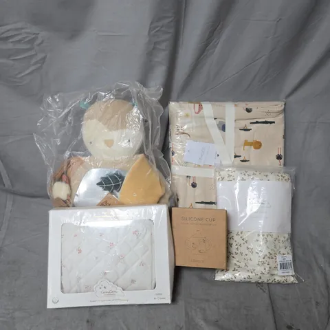 BOX OF APPROXIMATELY 10 ASSORTED HOUSEHOLD ITEMS TO INCLUDE - CAMCAM FITTED SHEET - SILICONE CUP - ACTIVITY SOFT TOY - ETC