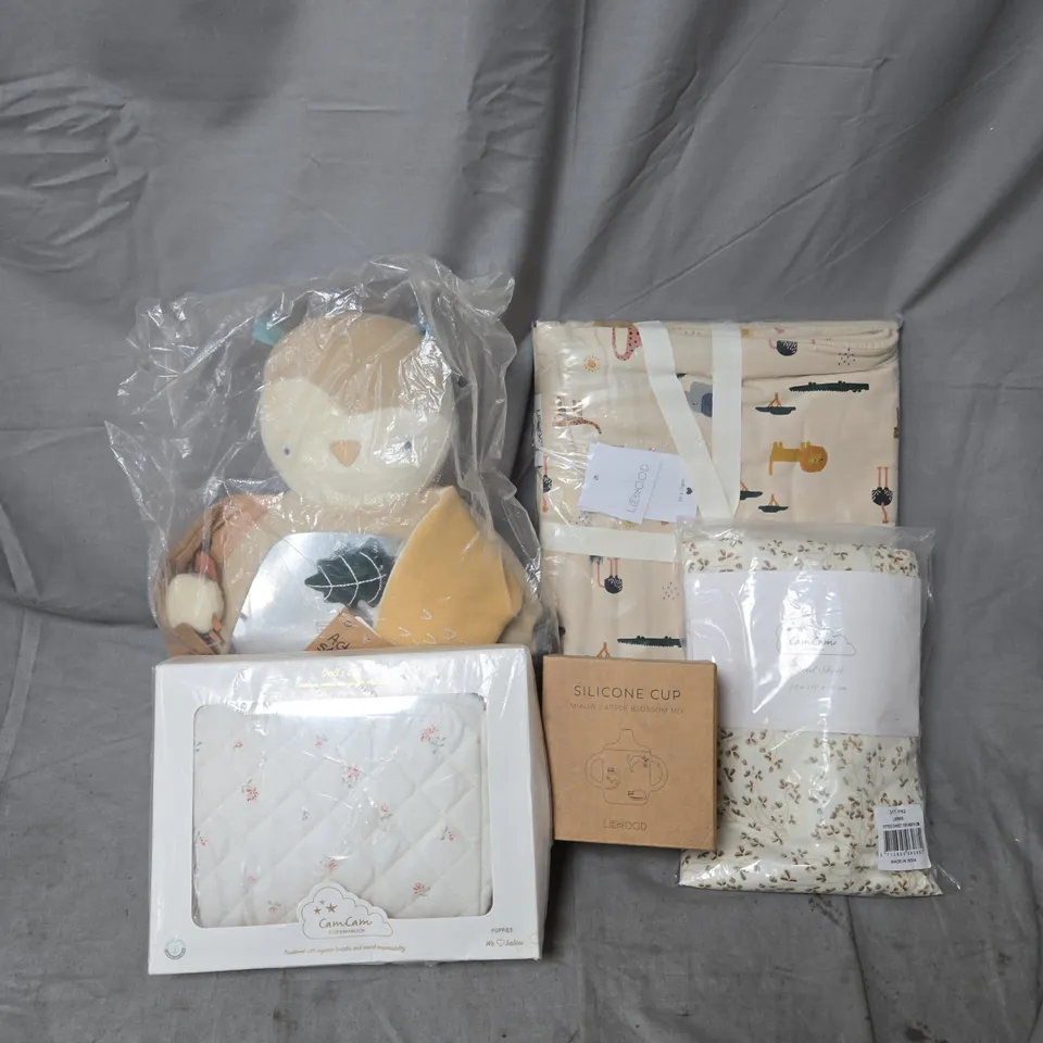 BOX OF APPROXIMATELY 10 ASSORTED HOUSEHOLD ITEMS TO INCLUDE - CAMCAM FITTED SHEET - SILICONE CUP - ACTIVITY SOFT TOY - ETC