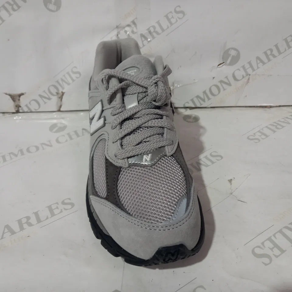 BOXED PAIR OF NEW BALANCE TRAINERS IN GREY UK SIZE 7
