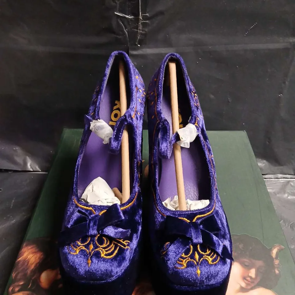 BOXED PAIR OF KOI PURPLE VELVET PLATFORM HEELS WITH GOLD EMBROIDERY & BOW – UK SIZE 3 