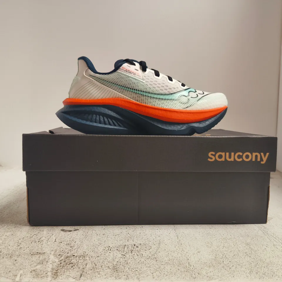 BOXED PAIR OF SAUCONY ENDORPHIN AZURA TRAINERS IN WHITE/NAVY SIZE UK 5.5