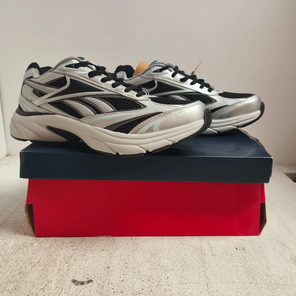 BOXED PAIR OF REEBOK BELWAVE TRAINERS IN SILVER/BLACK SIZE UK 9