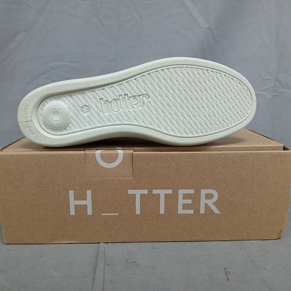 BOXED PAIR OF HOTTER CHASE II WIDE SHOES IN BLUSH SIZE UK 4.5