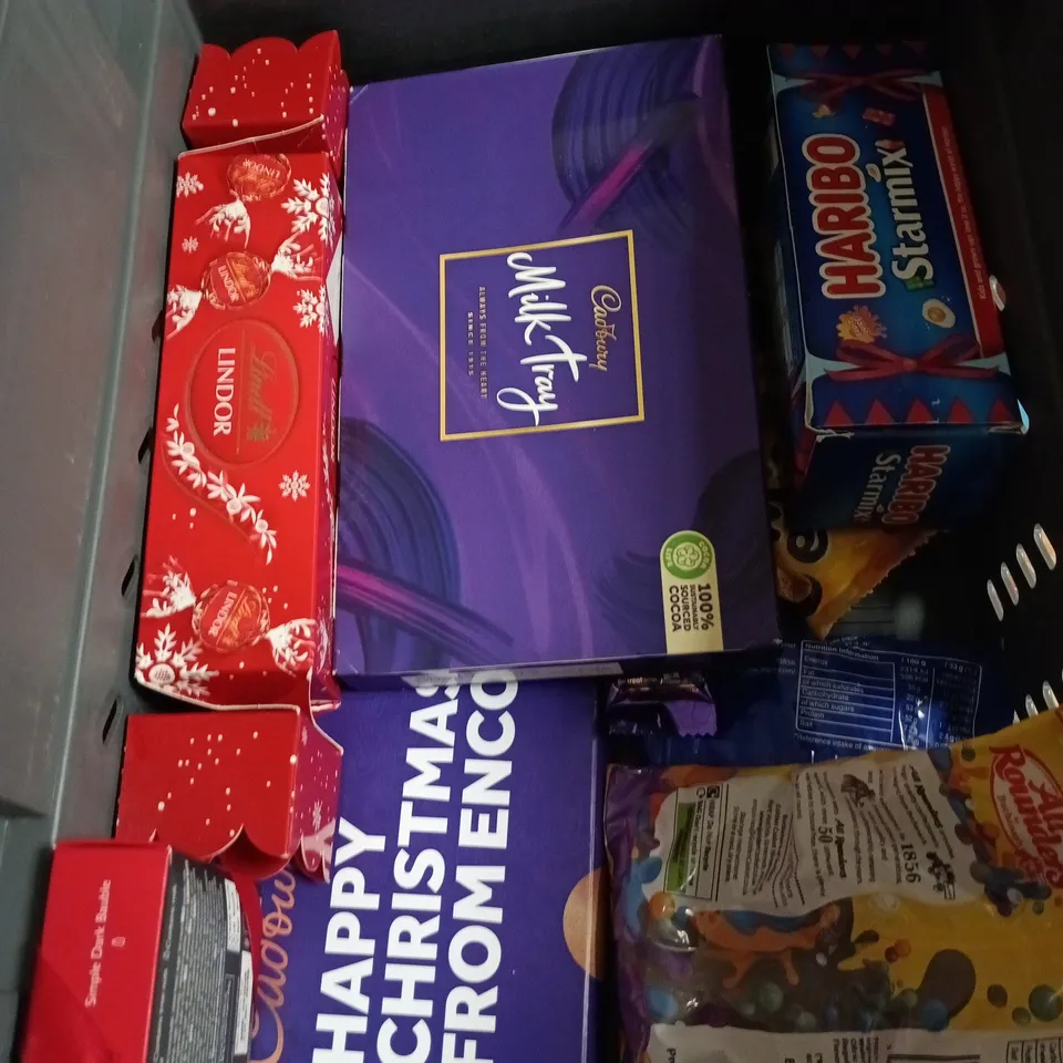 APPROXIMATELY 10 ASSORTED CHOCOLATE AND SWEETS ITEMS TO INCLUDE CADBURY, LINDT AND HARIBO