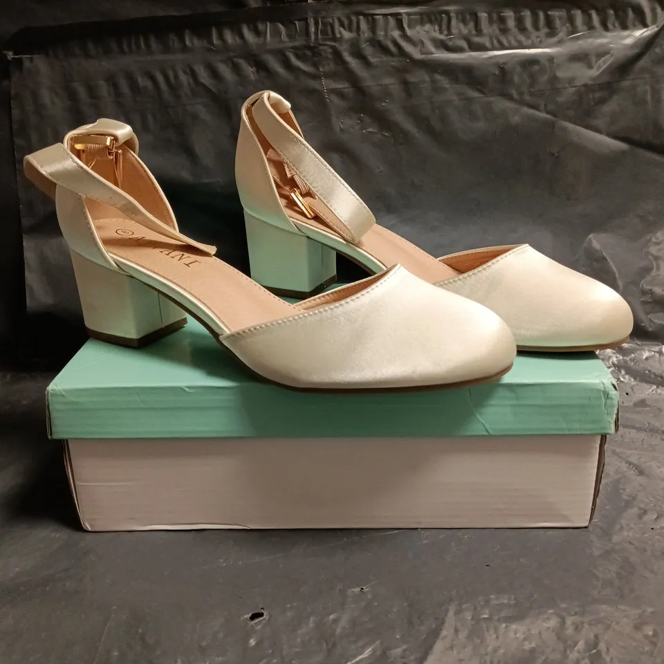 BOXED PAIR OF AJVANI CLOSED TOE BLOCK HEEL SHOES IN SATIN IVORY SIZE 8