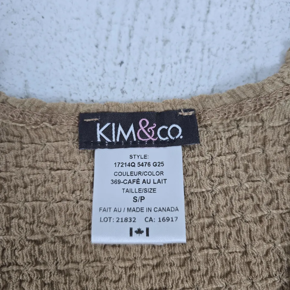KIM & CO KNIT SLEEVELESS BOUCLÉ VEST – CAFÉ AU LAIT – SIZE S/P (SMALL/PETITE)
