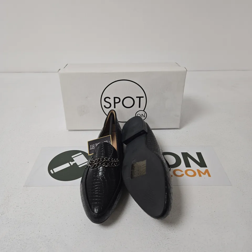 SPOT ON WOMEN'S BLACK CROCODILE-PATTERN LOAFERS - UK SIZE 3