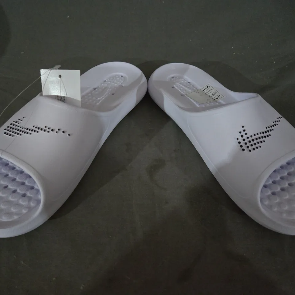 BOXED PAIR OF NIKE VICTORI ONE SHOWER SLIDERS IN WHITE UK SIZE 7