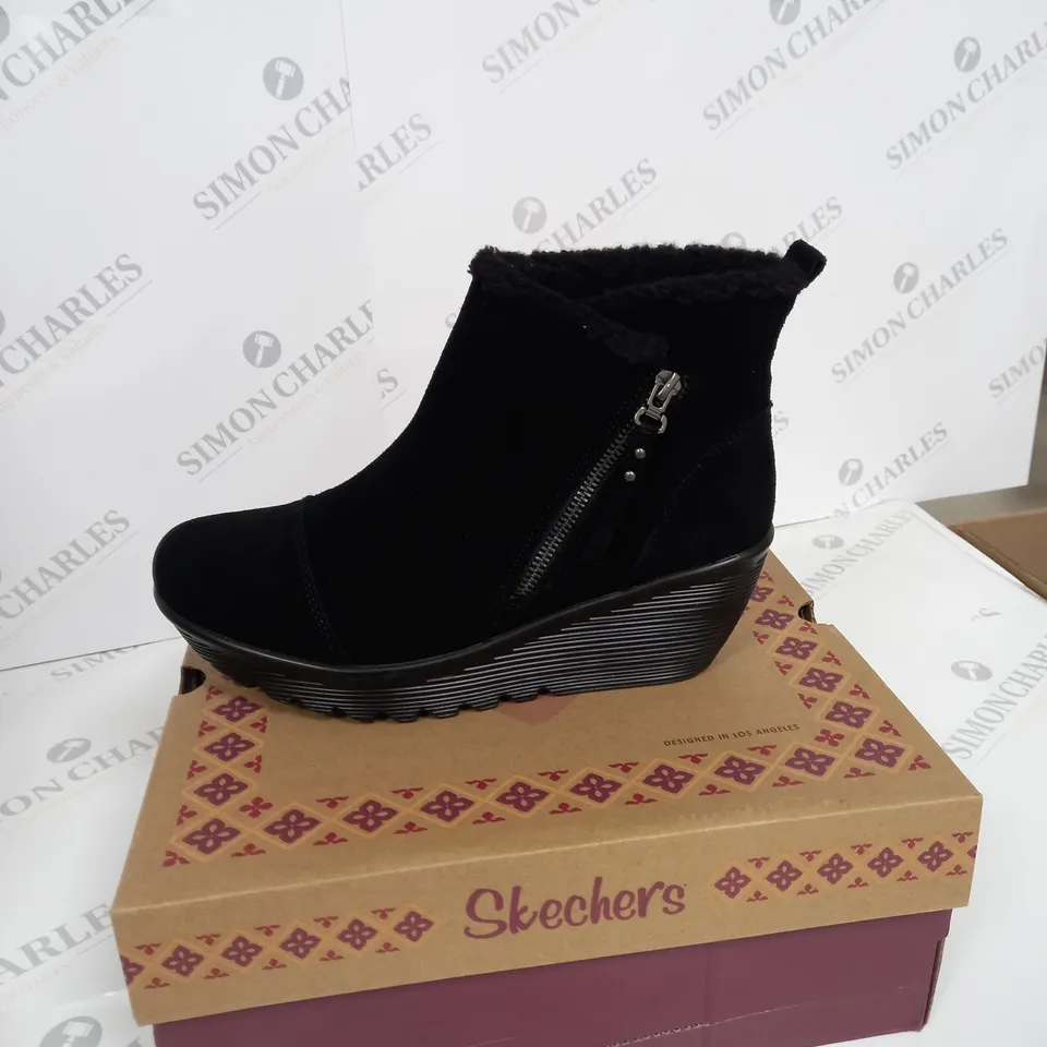 BOXED PAIR OF SKECHERS ZIP BOOTS BLACK SIZE 7