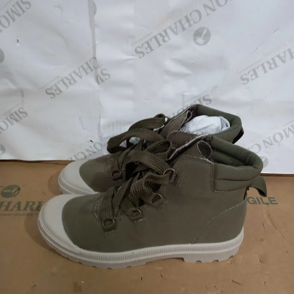 PAIR OF ROCKET DOG WOMENS PIPERMAN MELSTONE SHOES SIZE 7