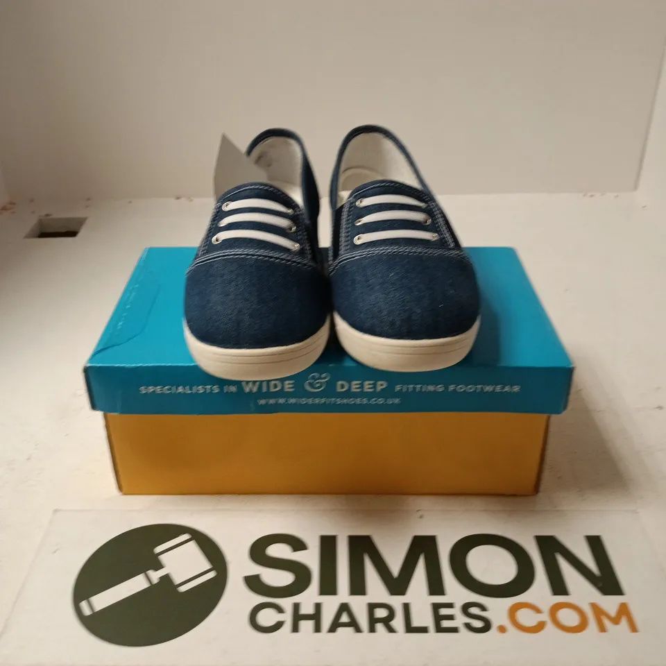 BOXED PAIR OF DBSHOES COUP SHOES IN NAVY - SIZE 5