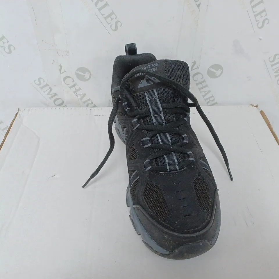 BOXED PAIR OF SKECHERS MEN'S CROSSBAR OUTDOOR SHOE TRAINERS IN BLACK SIZE 7