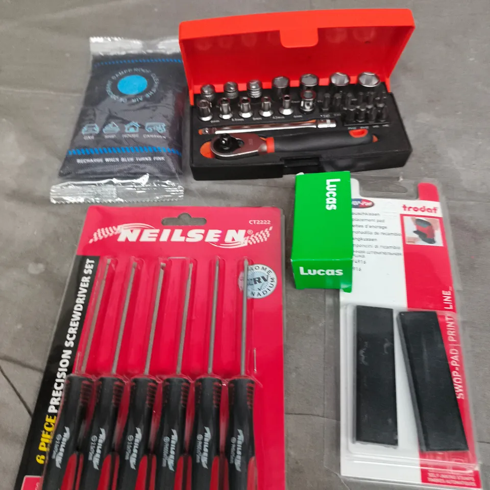 APPROXIMATELY 10 ASSORTED VEHICLE PARTS AND ACCESSORIES TO INCLUDE SCREWDRIVER SET, SOCKET SET, SWOP PAD ETC - COLLECTION ONLY