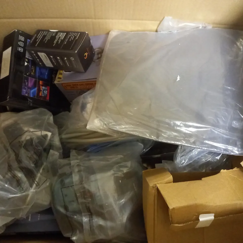 BOX OF APPROX 25 ASSORTED ITEMS TO INCLUDE - LIGHTNING REACTION RELOADED - PHOPOLLO FLEXIBLE LED STRIP LIGHTS - BLUKAR BLUETOOTH SELFIE STICK ECT