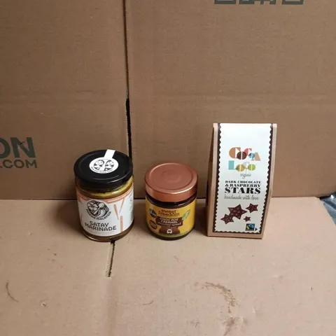 APPROXIMATELY 12 ASSORTED FOOD AND DRINKS ITEMS TO INCLUDE - COCOA LOCO DARK CHOCOLATE & RASPBERRY STARS, SWEET FREEDOM CHOC CARAMEL SPREAD, MAKAN MALAYSIA SATAY MARINADE ETC 