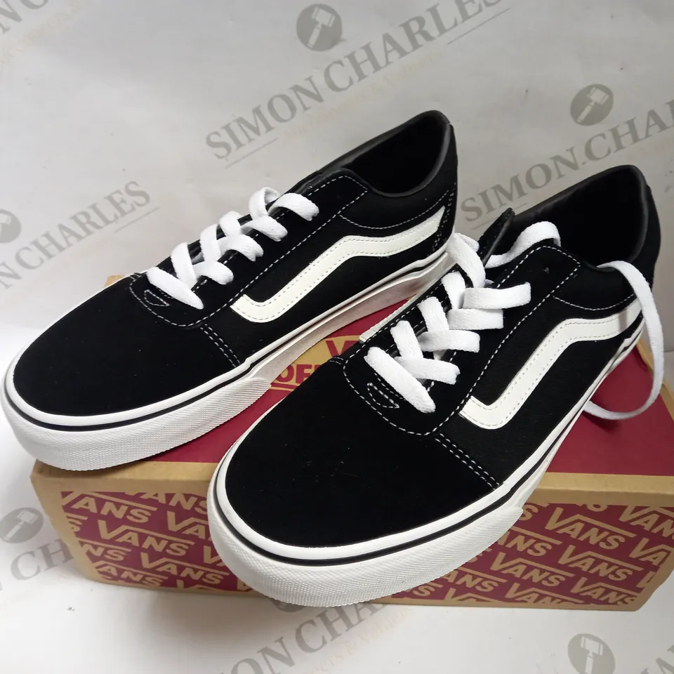 BOXED VANS BLACK/WHITE WARD JUNIOR SHOES - SIZE 6