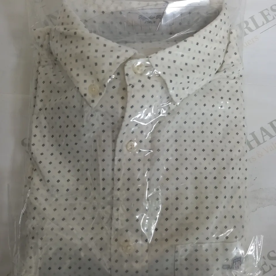 GANT REG MICRO PRINT SHIRT IN EGGSHELL WHITE - MEDIUM