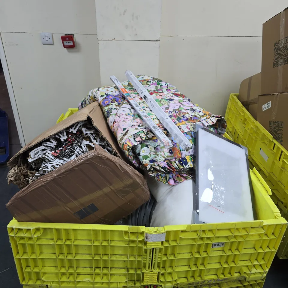 PALLET TO CONTAIN A LARGE AMOUNT OF ASSORTED ITEMS TO INCLUDE FRAME, LEDVANCE LED TUBE LIGHT, DUVET COVET ETC