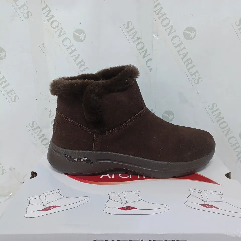 BOXED PAIR OF SKECHERS GO WALK ARCH FIT SUEDE CHUGGA BOOTS IN CHOCOLATE SIZE 7