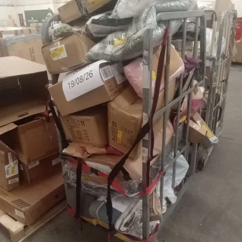 CAGE OF ASSORTED HOUSEHOLD GOODS AND PRODUCTS TO INCLUDE; LIGHTING PRODUCTS, BEDDING, CUSHIONS, COVERS ETC