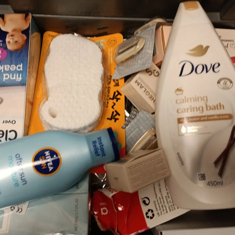 APPROXIMATELY 15 ASSORTED COSMETICS ITEMS TO INCLUDE MINI MASSAGE, PLOUISE LIQUID BRONZE, SHEGLAM EYELINER GEL, ETC