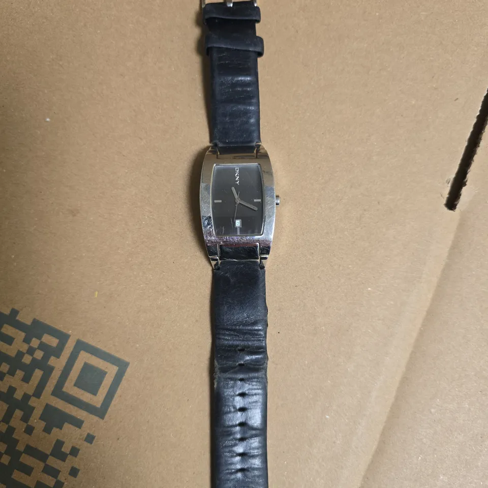 DKNY SOLID STAINLESS STEEL WRISTWATCH WITH BLACK LEATHER STRAP