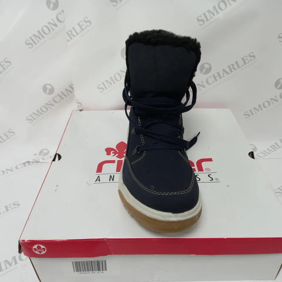 BOXED PAIR OF RIEKER WATER RESISTANT WARM LINED HIKING BOOTS, NAVY - SIZE 7.5