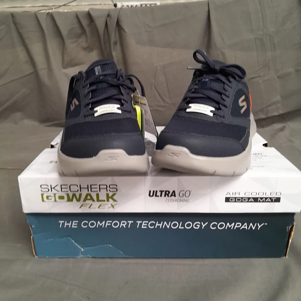 BOXED PAIR OF SKETCHERS GO WALK FLEX SHOE SIZE 9