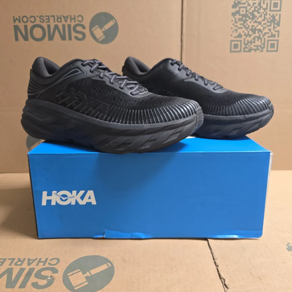 BOXED PAIR OF HOKA BONDI 7 TRAINERS IN BLACK SIZE UK 8