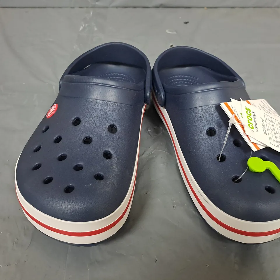 PAIR OF CROCS CROCBAND CLOGS IN NAVY - J5