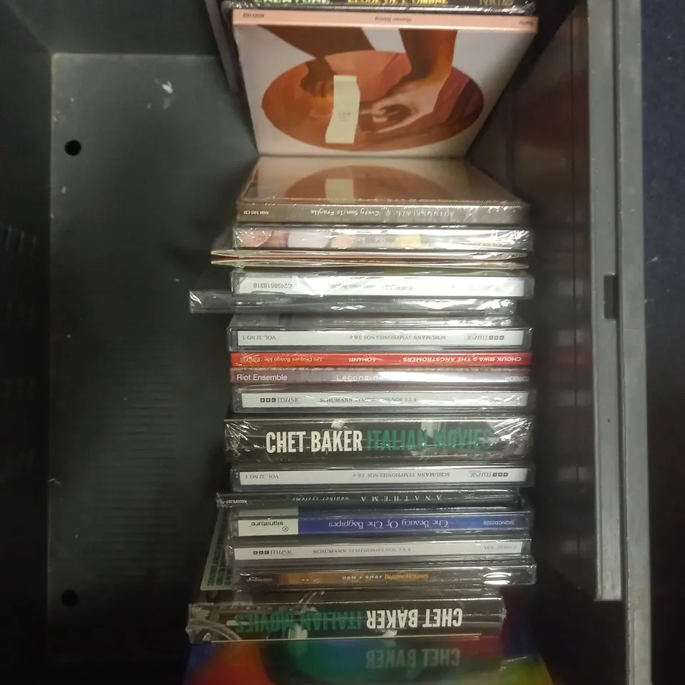 APPROXIMATELY 30 ASSORTED CD ALBUMS & SINGLES FROM VARIOUS ARTISTS TO INCLUDE TAYLOR SWIFT, EMELI SANDE, JEFF BUCKLEY ETC 