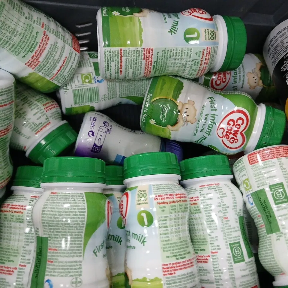 APPROXIMATELY 10 ASSORTED FOOD AND DRINK ITEMS TO INCLUDE TENZING COW & GATE, ETC