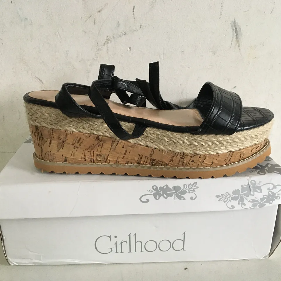 BOXED PAIR OF SIZE 39 GIRLHOOD PLATFORM SHOES