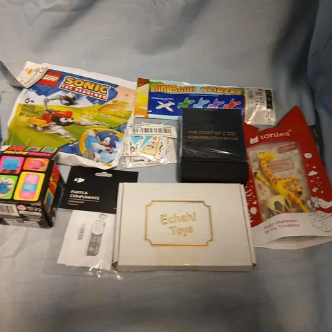 LARGE QUANTITY OF ASSORTED TOYS AND ACCESSORIES TO INCLUDE; FIDGET TOYS, LEGO SONIC THE HEDGEHOG BLIND BAG, DINOSAUR GLIDERS, TONIES AUDIO CHARACTER, ECHEHI TOYS AND NEE DOH NICE CUBE