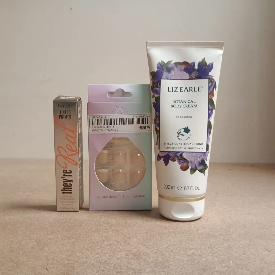 APPROXIMATELY 12 ASSORTED COSMETIC ITEMS TO INCLUDE LIZ EARLE, BENEFIT , ETC - COLLECTION ONLY