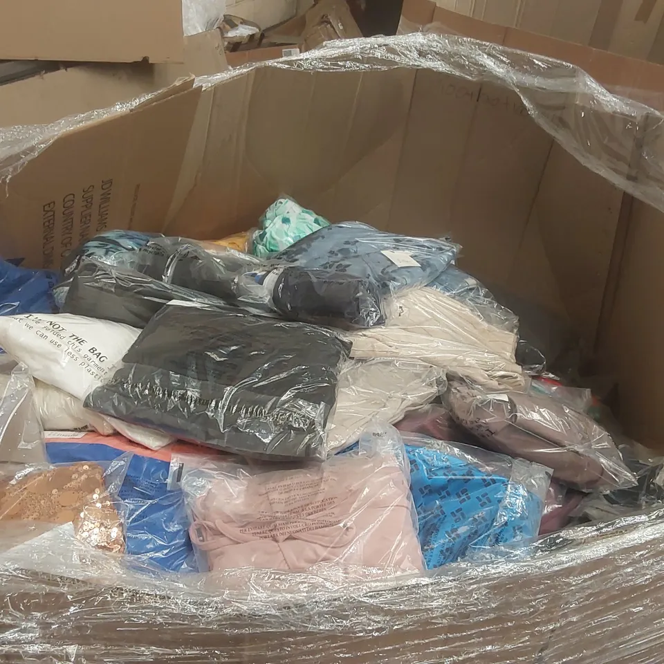 PALLET CONTAINING APPROXIMATELY 550x ASSORTED BRAND NEW DESIGNER CLOTHING ITEMS