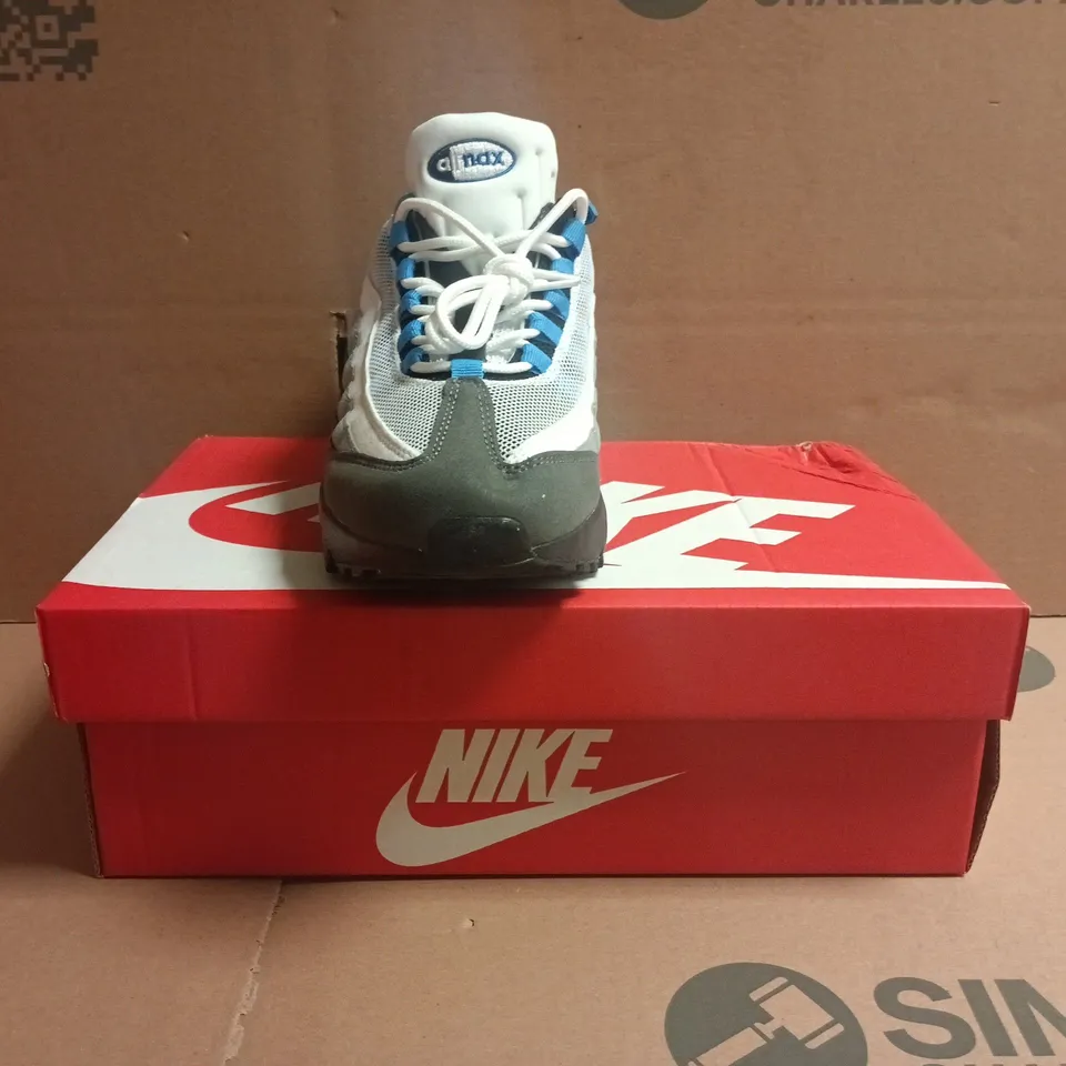 BOXED PAIR OF NIKE AIR MAX TRAINERS IN WHITE/GREY/BLUE SIZE UK 6