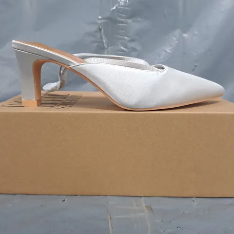BOXED PAIR OF WHERE'S THAT FROM POINTED TOE HEELED SHOES IN SILVER SIZE UK 6