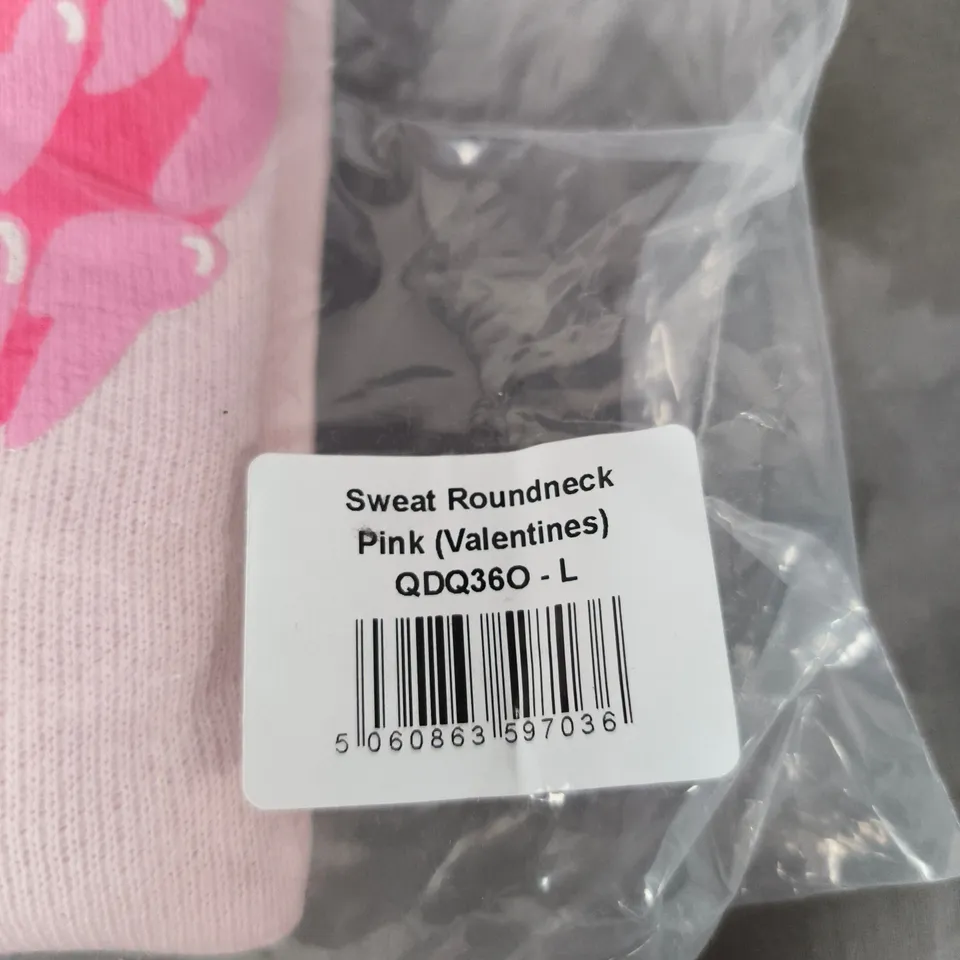 QDQ SWEAT ROUNDNECK PINK (VALENTINES) – UK SIZE L
