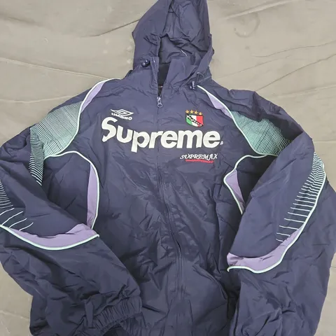 UMBRO SUPREME JACKET IN NAVY - SMALL