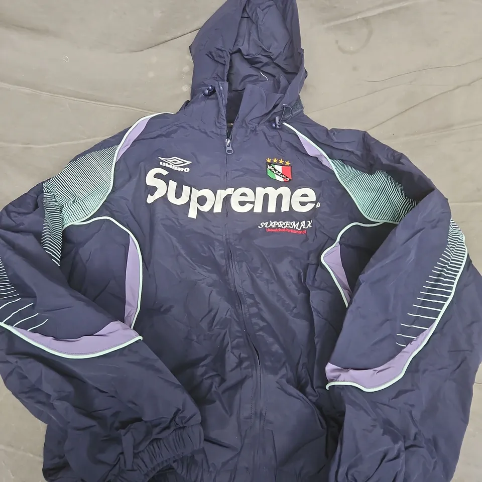 UMBRO SUPREME JACKET IN NAVY - SMALL