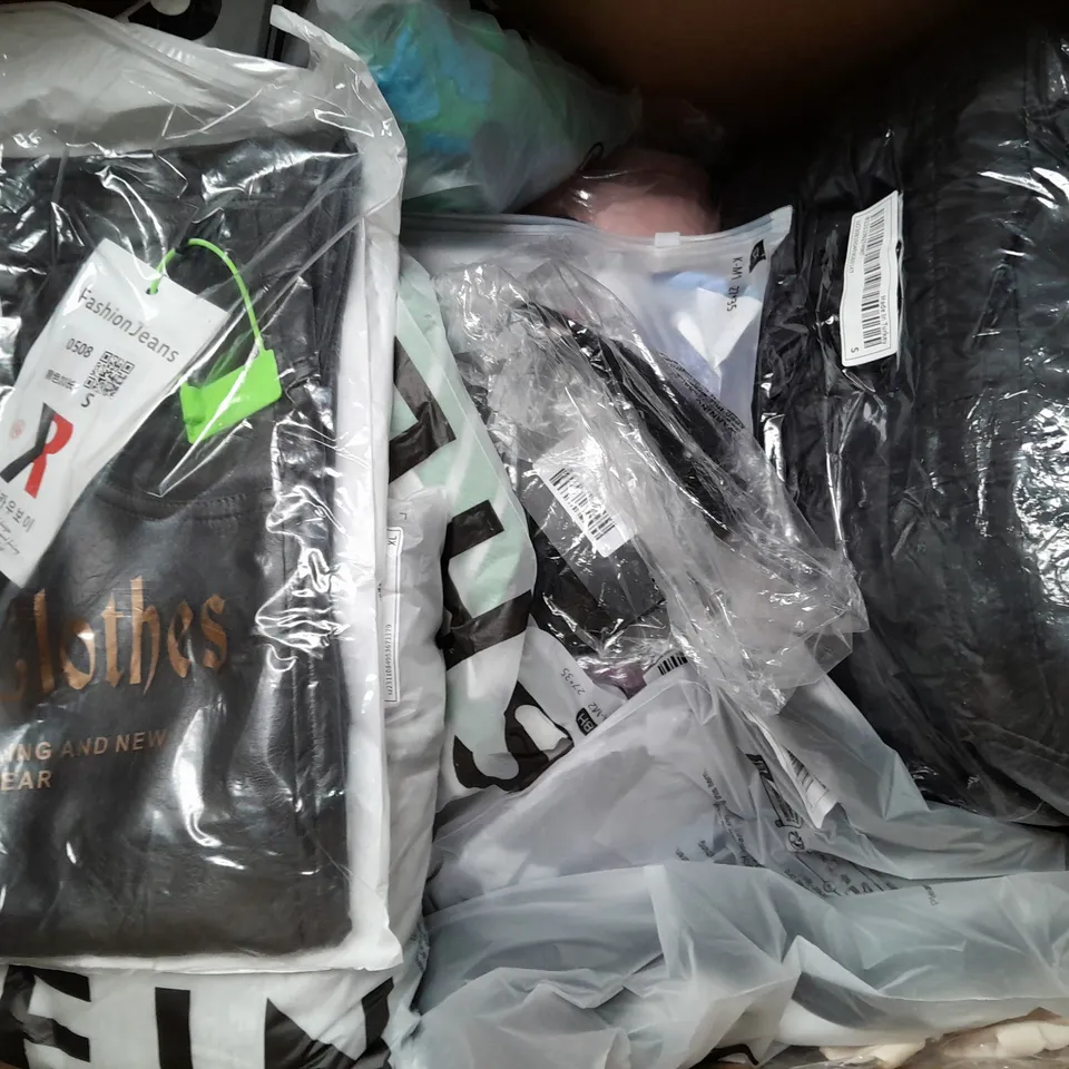 BOX OF APPROXIMATELY 20 ASSORTED CLOTHING ITEMS TO INCLUDE - HAT , SOCK , T-SHIRT ETC
