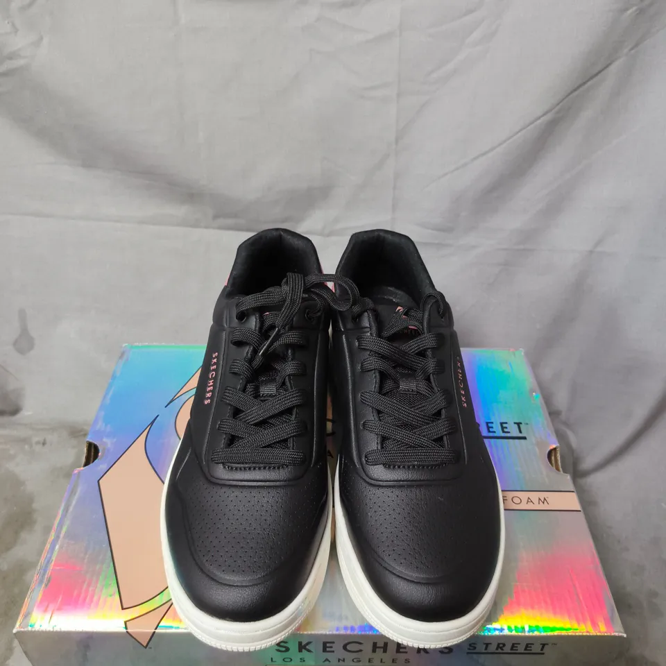 BOXED PAIR OF SKECHERS STREET LOS ANGELES MEMORY FOAM SNEAKERS – BLACK - SIZE 7
