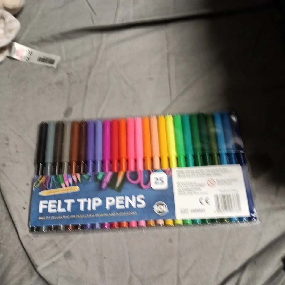 BOX OF APPROXIMATELY 20 ASSORTED TOYS INCLUDING INFLETTERS , FELT TIP PENS , BABY BEAR BLANKET COMFORTER 