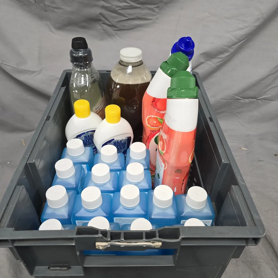 APPROXIMATELY 10 ASSORTED HOUSEHOLD LIQUID PRODUCTS TO INCLUDE - TOILET GEL , SURFACE CLEANER , LAUNDRY LIQUID , ETC 