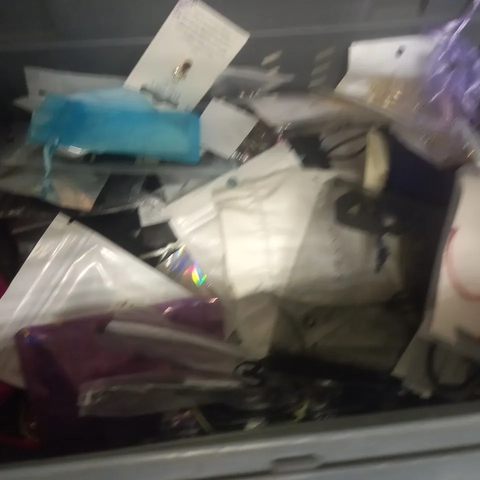 LOT OF ASSORTED JEWELLERY AND WATCH ITEMS TO INCLUDE BRACELETS, NECKLACES NOSE STUDS